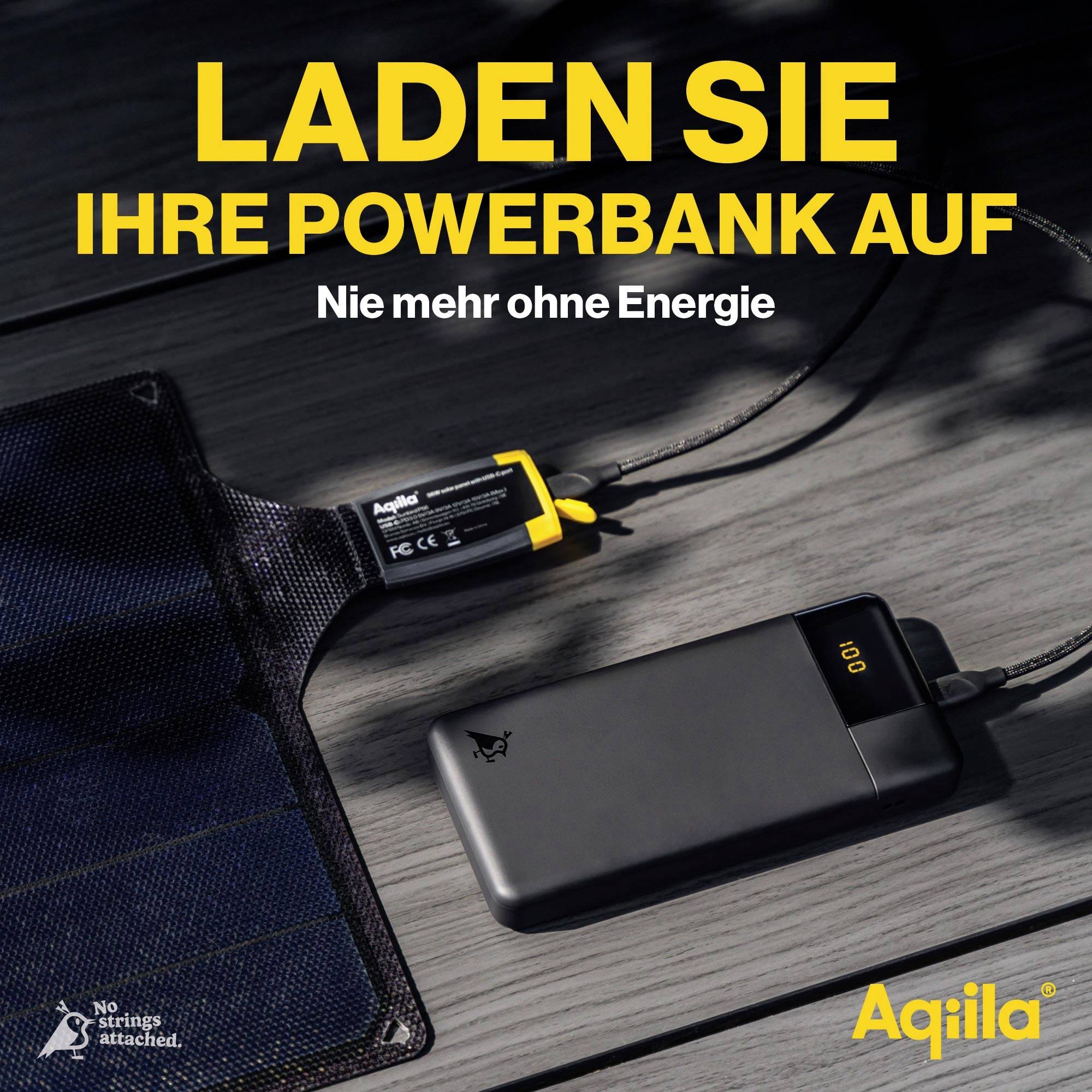 Eine Powerbank wird neben einem Solarpanel geladen. Text: 'Laden Sie Ihre Powerbank auf – Nie mehr ohne Energie.' Marke: Aqila.