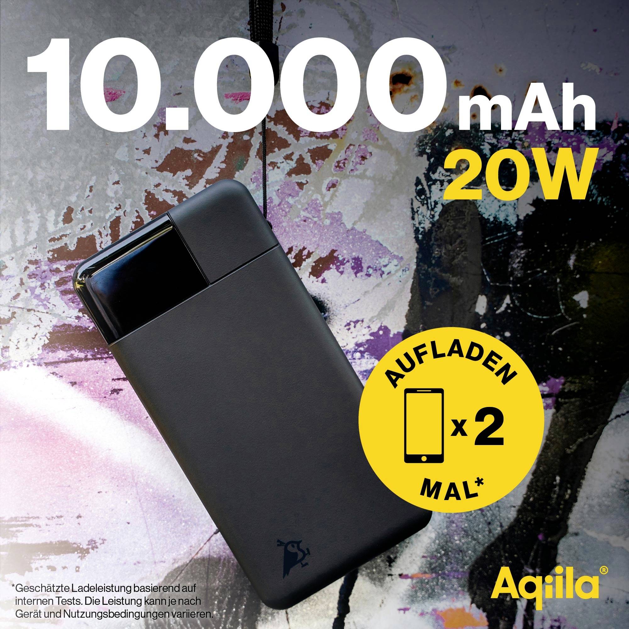 Eine schwarze Powerbank mit 10.000 mAh Kapazität und 20W Leistung. Text besagt 'Aufladen x2 Mal'. Marke 'Aqiila'. Hintergrund abstrakt.