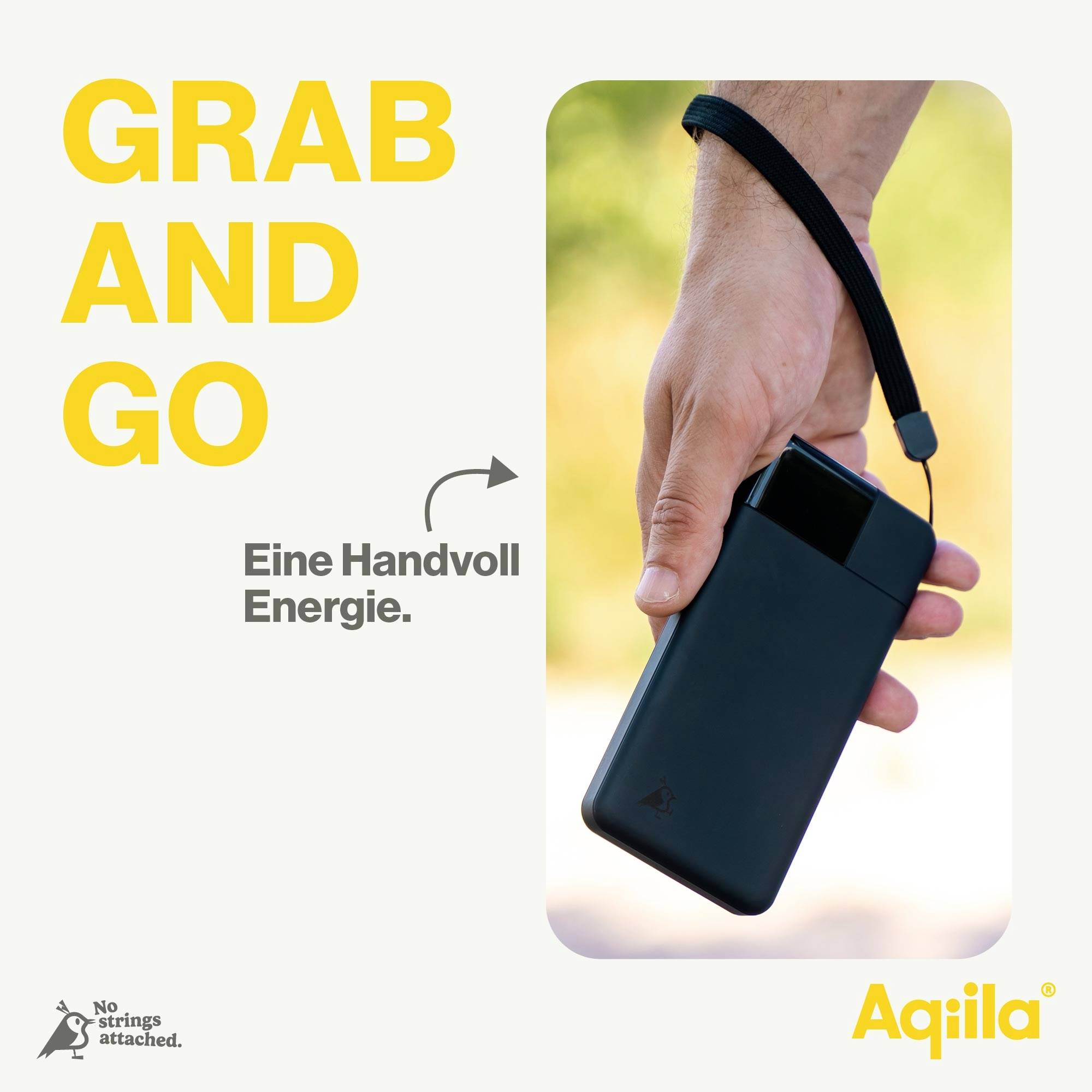 Eine Hand hält einen kompakten, schwarzen Akku mit einem Trageriemen. Text: 'Grab and Go', 'Eine Handvoll Energie'. Marke unten rechts.