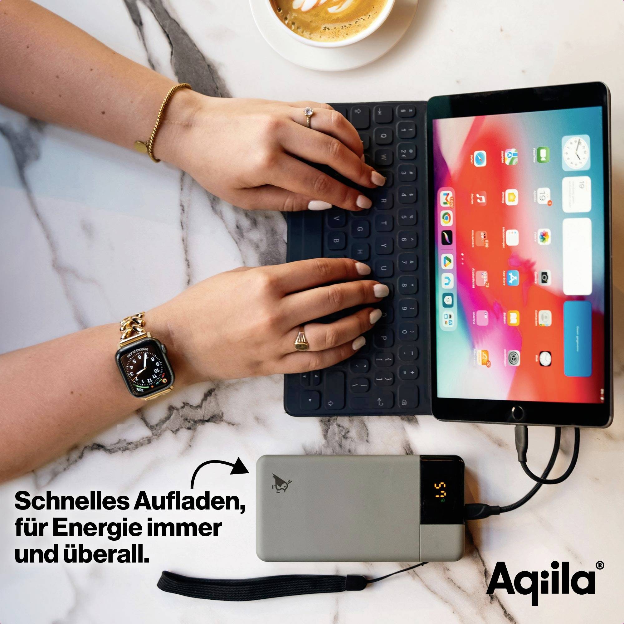 'iPad mit angeschlossener Powerbank und Tastatur, Hände tippen. Text: Schnelles Aufladen, für Energie immer und überall.'