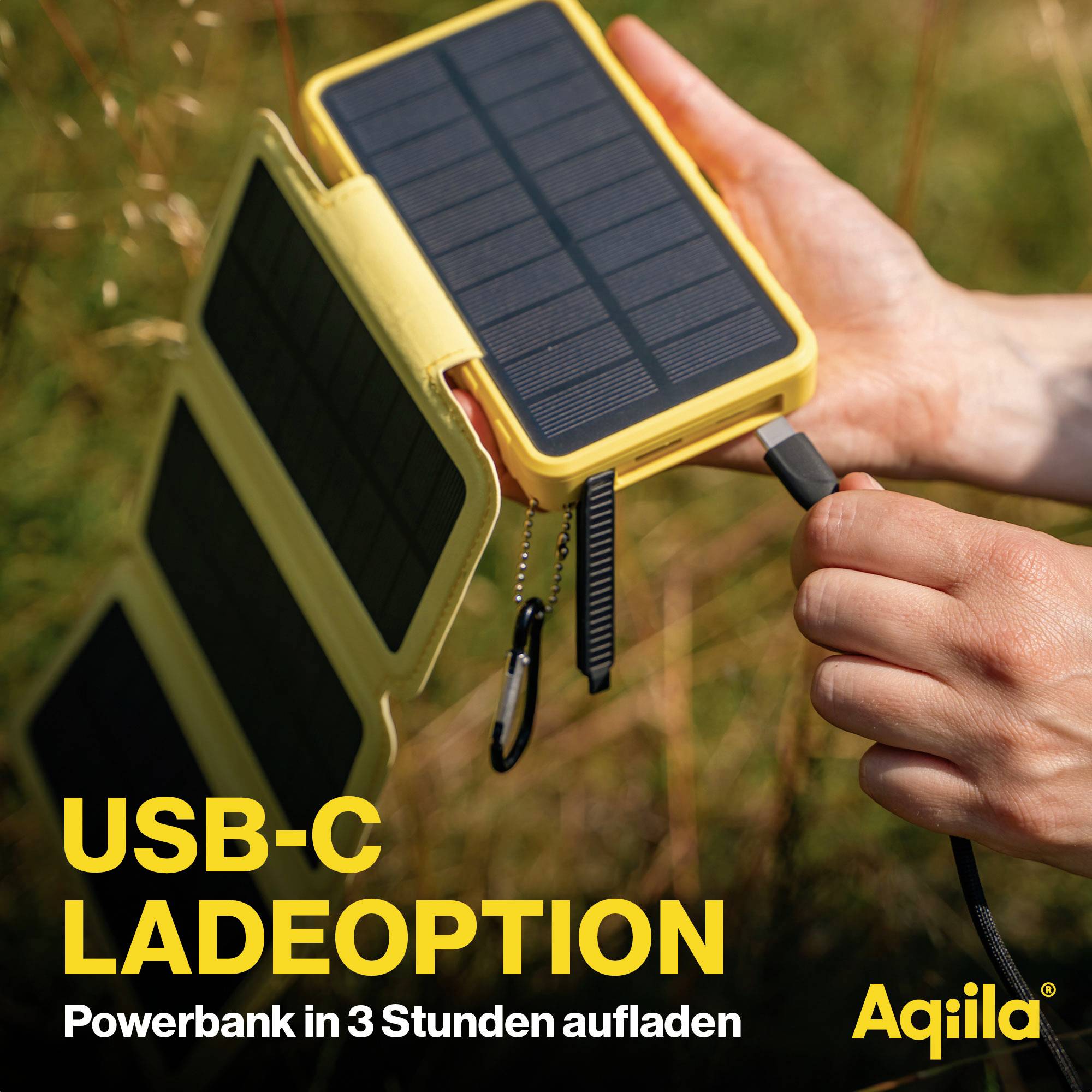 'Ein Solarpanel mit USB-C-Anschluss wird im Sonnenlicht gehalten. Text: USB-C Ladeoption, Powerbank in 3 Stunden aufladen, Aquila.'