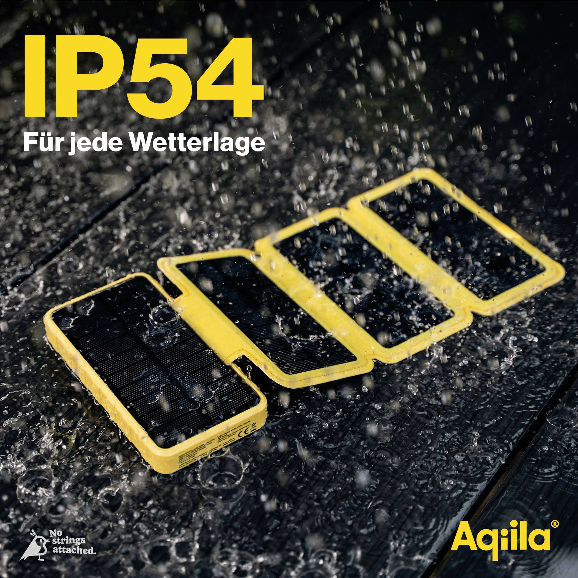 Tragbares gelbes Gerät mit Solarpanel im Regen; Text 'IP54 Für jede Wetterlage' und Logo 'Aqiila' sichtbar.