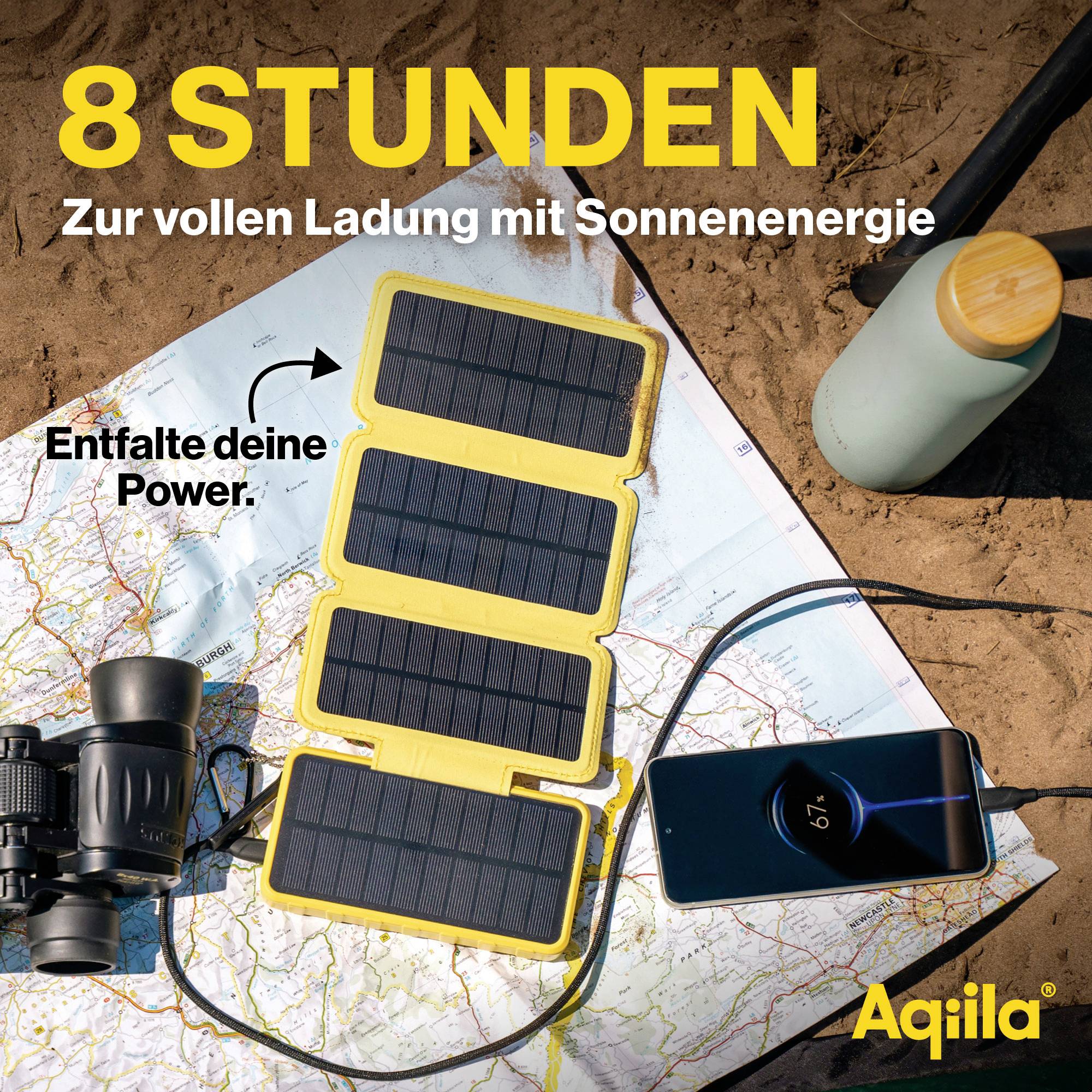 Ein Solarpanel, Smartphone, Fernglas und Wasserflasche liegen auf einer Karte im Sand. Text bezieht sich auf Ladung mit Sonnenenergie.