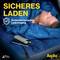 Eine Person schläft neben einem Smartphone, das sicher auflädt; Text: 'Sicheres Laden - Sorgenfrei bei jedem Ladevorgang', Logo: Aquila.