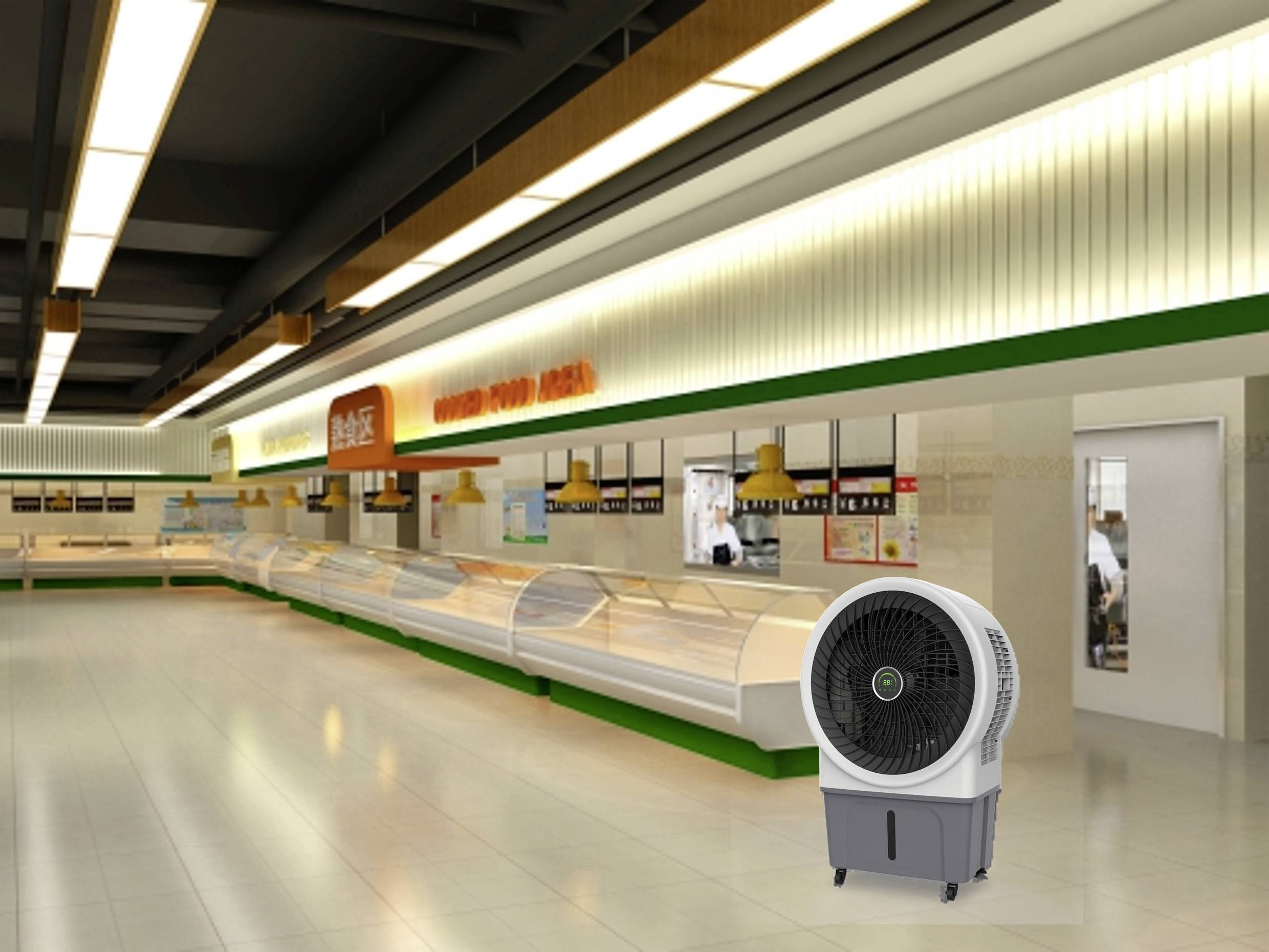Ein Supermarkt mit einer leeren Kühltheke und einem großen, mobilen Ventilator im Vordergrund. Im Hintergrund ist eine Essensausgabe.