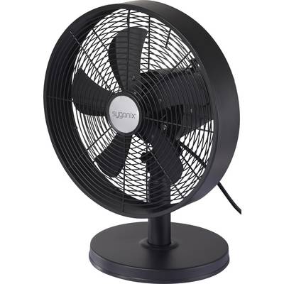 Ein schwarzer Tischventilator mit sichtbaren Rotorblättern, der auf einem Tisch steht. Ein Stromkabel ist sichtbar.