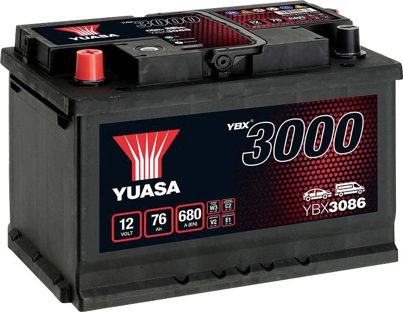 Autobatterie von Yuasa, Modell YBX 3000, 12 Volt, 76 Ah, 680 A Leistung. Schwarzes Gehäuse mit roten und blauen Grafiken.