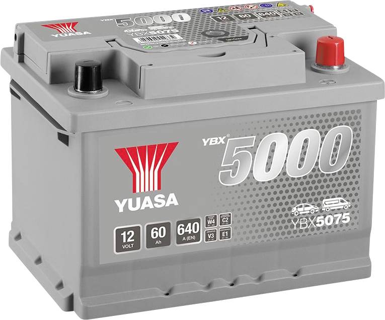 Eine graue Autobatterie der Marke 'Yuasa', Modell 'YBX 5000', 12 Volt, 60 Ah, mit roten und schwarzen Anschlüssen oben.