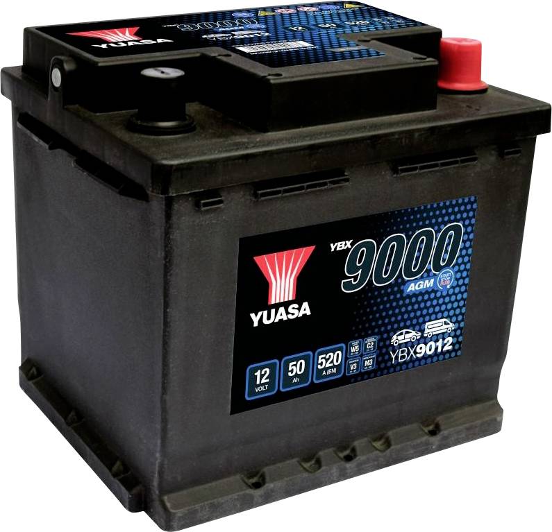Schwarze Autobatterie mit blauen und roten Details. Marke: Yuasa, Modell: YBX 9000 AGM, 12 Volt, 50 Ah, 520 A laut Etikett.