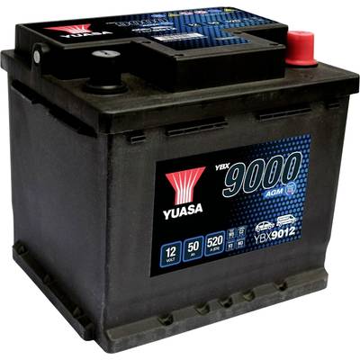 Schwarze Autobatterie mit blauen und roten Details. Marke: Yuasa, Modell: YBX 9000 AGM, 12 Volt, 50 Ah, 520 A laut Etikett.