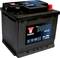 Schwarze Autobatterie mit blauen und roten Details. Marke: Yuasa, Modell: YBX 9000 AGM, 12 Volt, 50 Ah, 520 A laut Etikett.