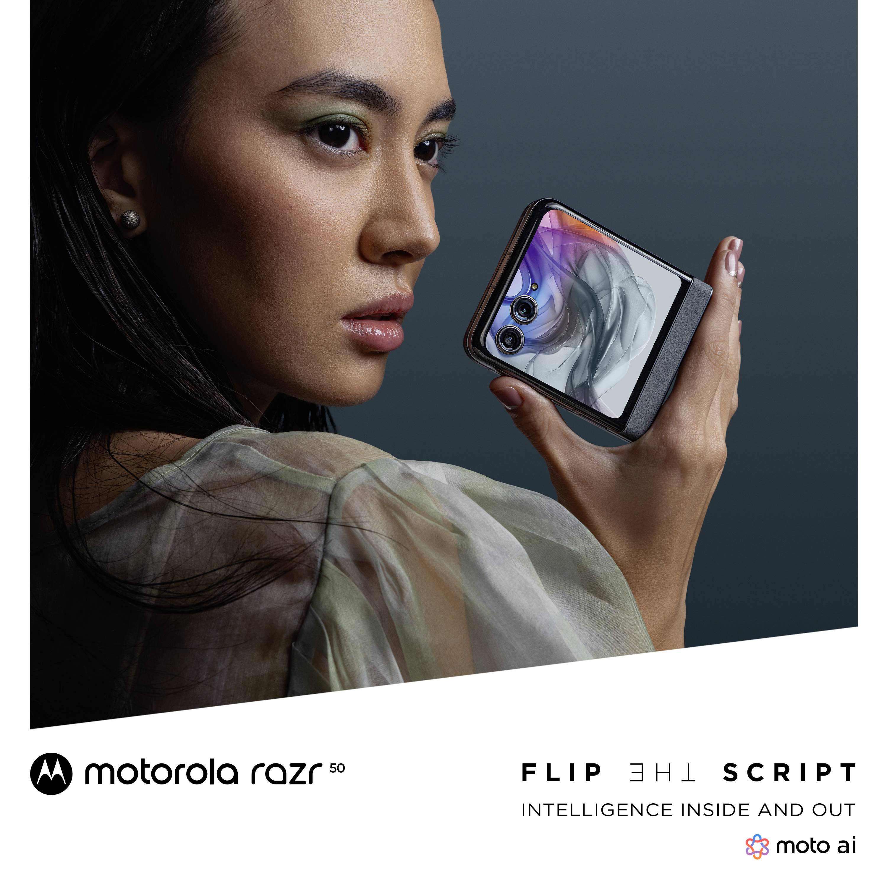Frau betrachtet ein Motorola Razr 50 Handy mit eingeklapptem Scharnier, das in ihrer Hand liegt. Text 'FLIP THE SCRIPT. INTELLIGENCE INSIDE AND OUT.' im Bild. Moto-Logos unten.
