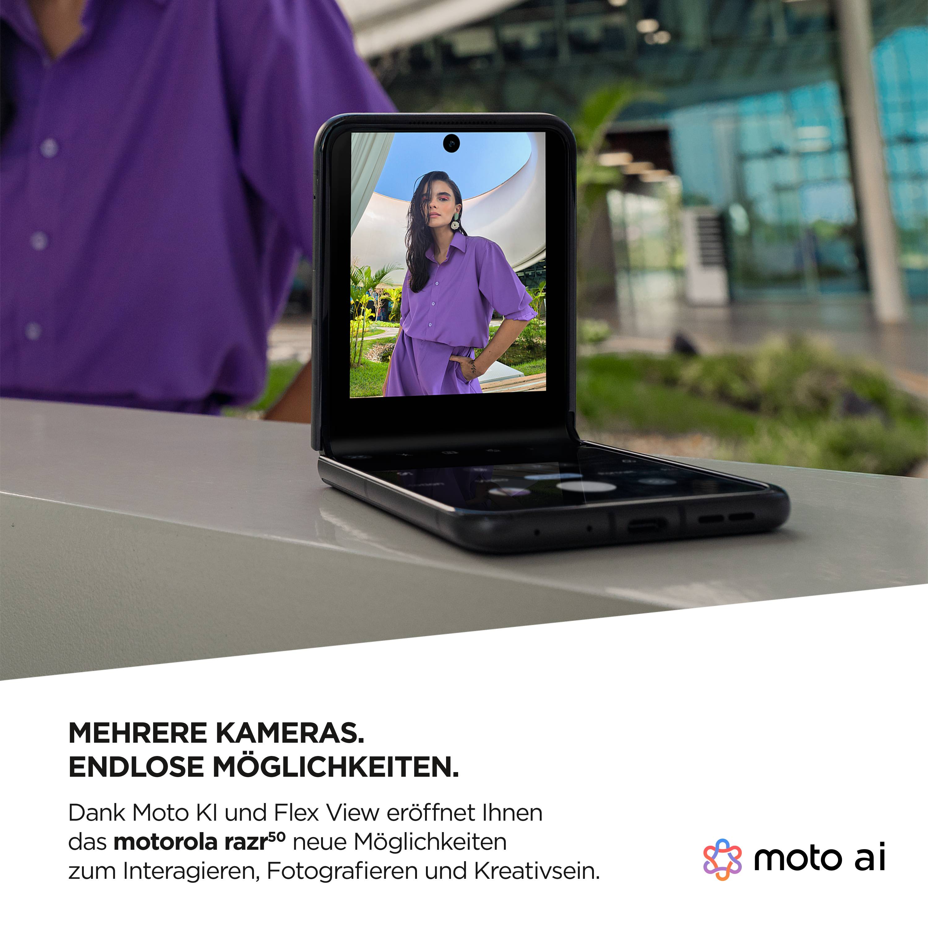 Ein Smartphone mit aufgestelltem Display zeigt eine Person auf dem Bildschirm. Text unten: 'Mehrere Kameras. Endlose Möglichkeiten.'