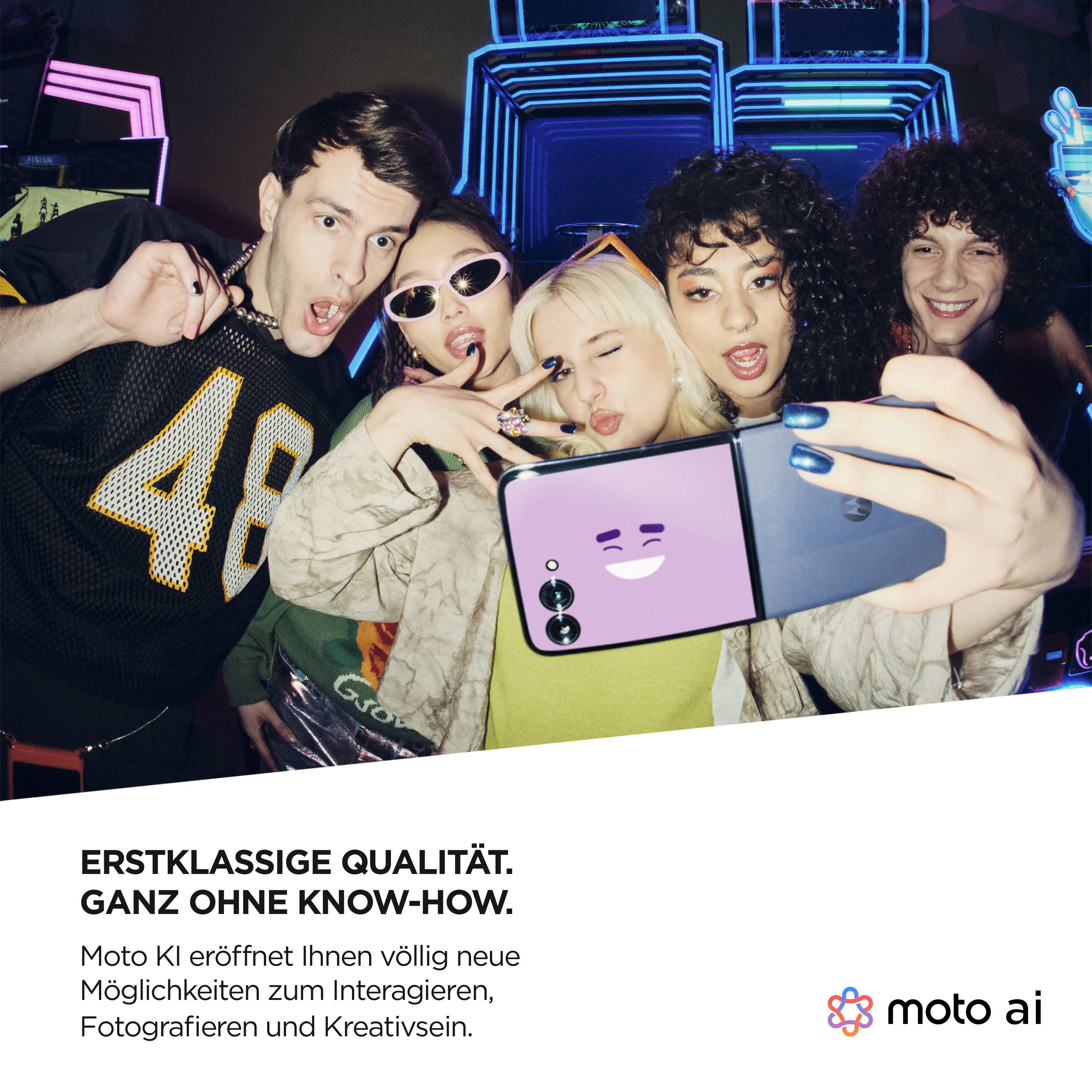 Eine Gruppe von fünf Personen posiert lächelnd für ein Selfie in einem farbenfrohen, neonbeleuchteten Raum. Text: 'Erstklassige Qualität. Ganz ohne Know-how.'