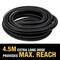 Ein 4,5 Meter langer schwarzer, flexibler Schlauch liegt aufgerollt. Text unten: '4.5M extra long hose provides max. reach'.