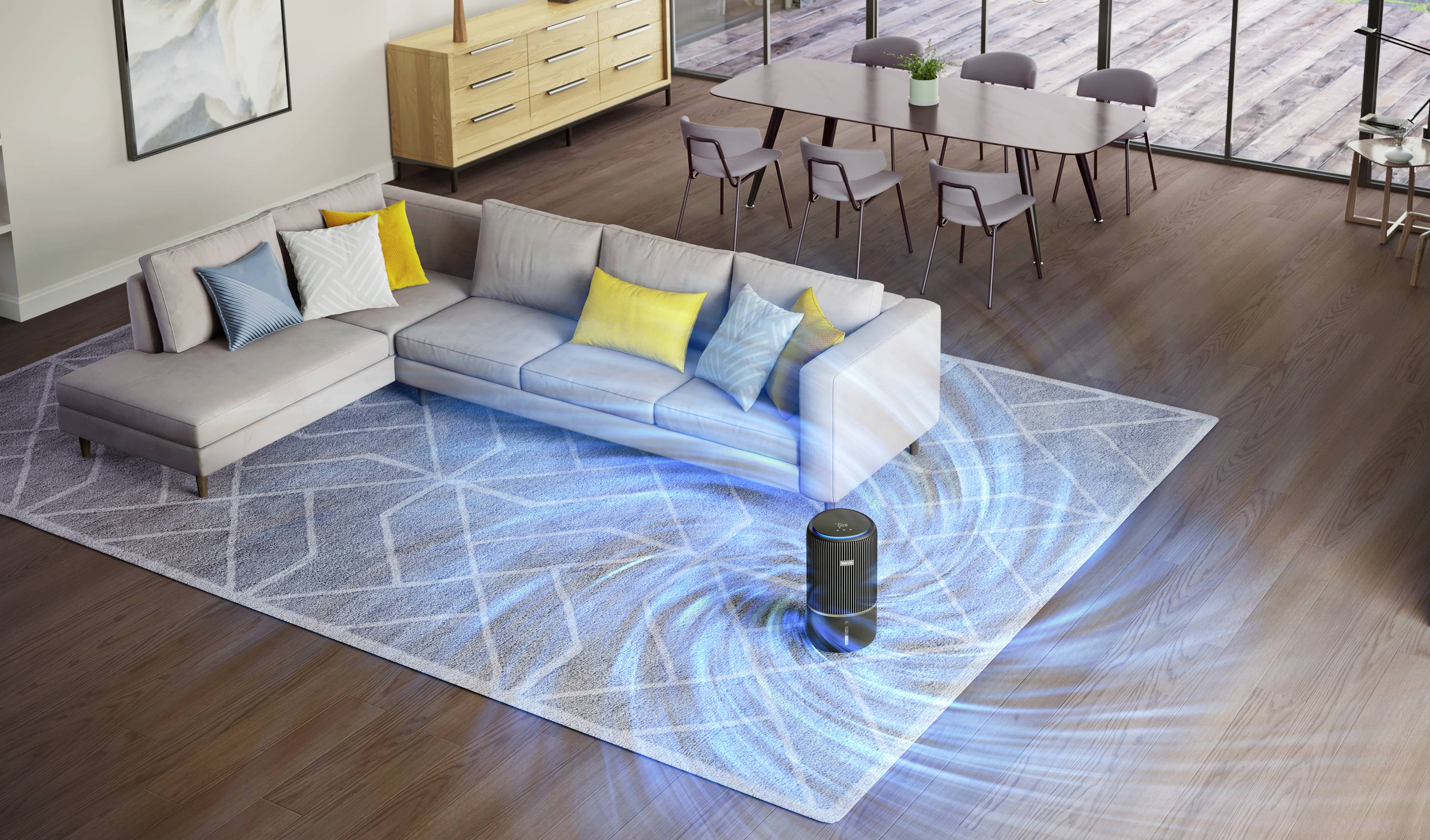 Ein Wohnzimmer mit grauem Sofa, Kissen in Gelb und Blau. Ein Luftreiniger steht auf einem Teppich, blaue Linien zeigen Luftströmung. Eleganter Esstisch im Hintergrund.