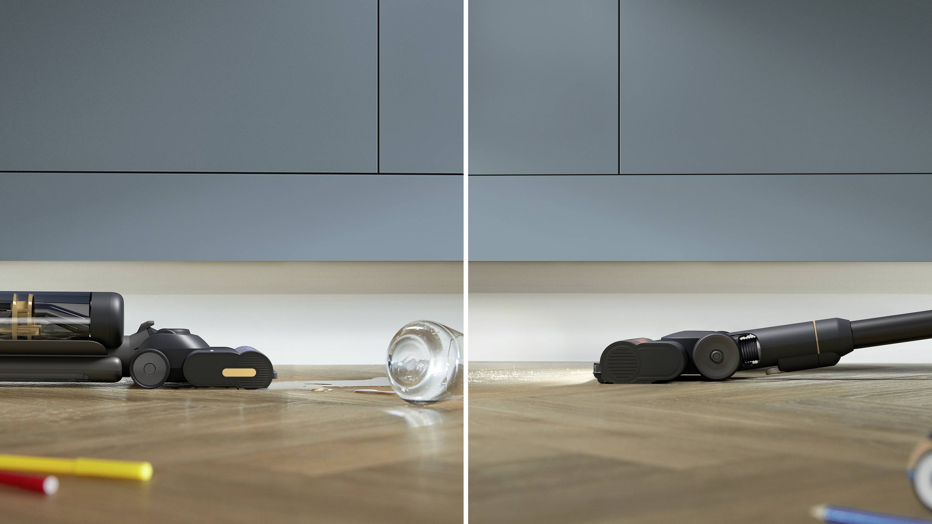 Ein Staubsauger saugt verschüttete Krümel und Flüssigkeit von einem Holzboden auf. Daneben liegt ein umgekipptes Glas.