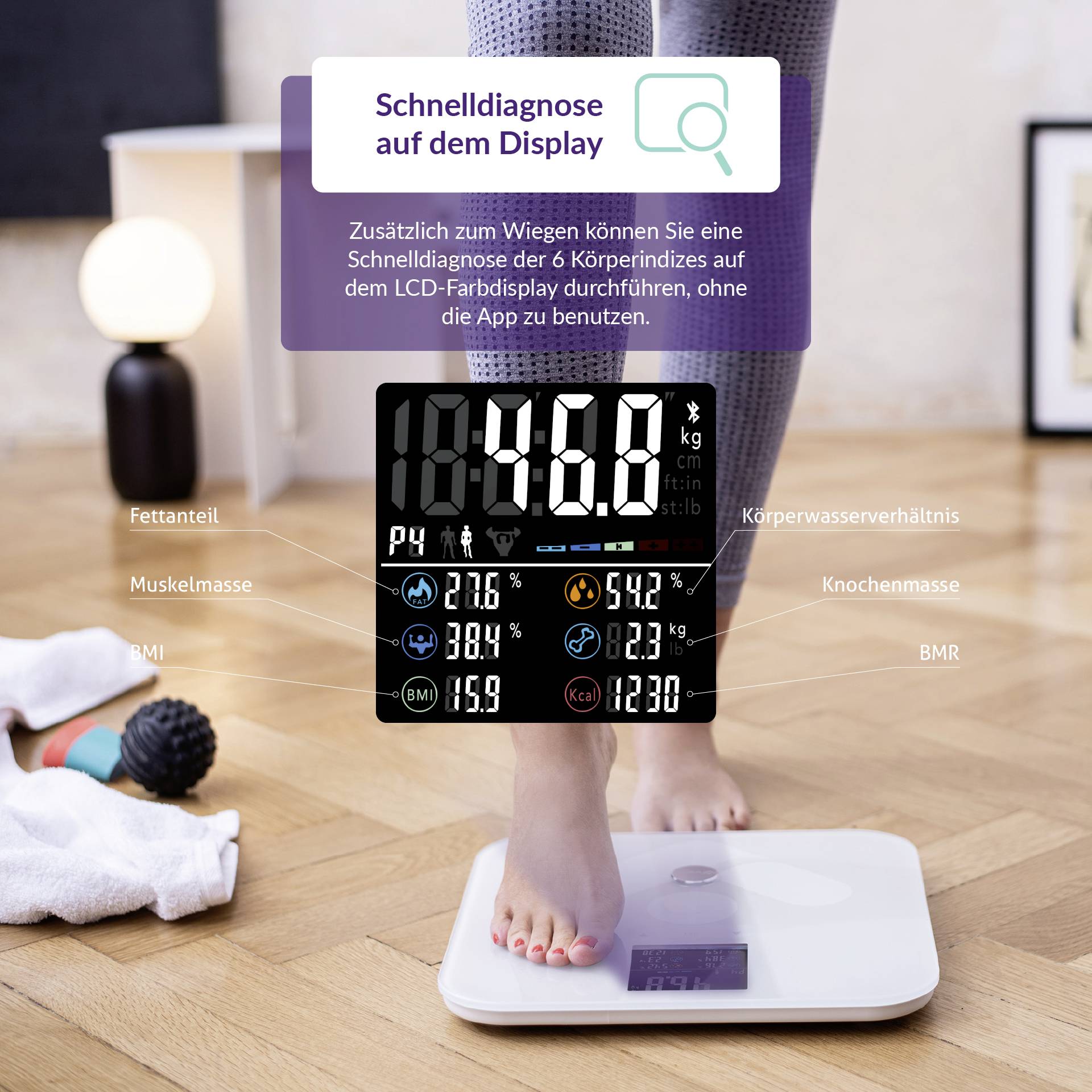 'Person wiegt sich auf einer digitalen Waage mit LCD-Anzeige. Anzeige zeigt verschiedene Körperindizes wie Fettanteil und Muskelmasse.'