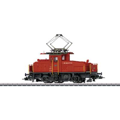 Ein rotes Modell einer elektrischen Lokomotive mit Pantograf auf dem Dach, fährt auf einem Schienenstück.