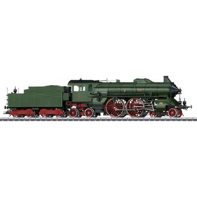 Eine grüne Dampflokomotive mit roten Rädern steht auf den Gleisen. Sie hat einen großen Schornstein und einen schwarzen Kohletender.