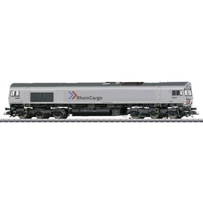 Eine graue Lokomotive mit 'RheinCargo' Logo auf der Seite steht auf den Gleisen.