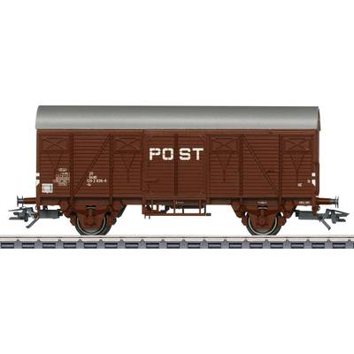 Ein historischer Post-Waggon auf Schienen, braun mit der Aufschrift 'POST'. Der Waggon hat ein gewölbtes Dach und sichtbare Puffer.