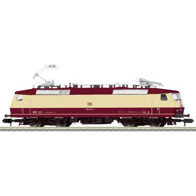 Ein Modell einer deutschen Elektrolokomotive in beige-roter Lackierung auf einem Schienenstück, seitliche Ansicht.
