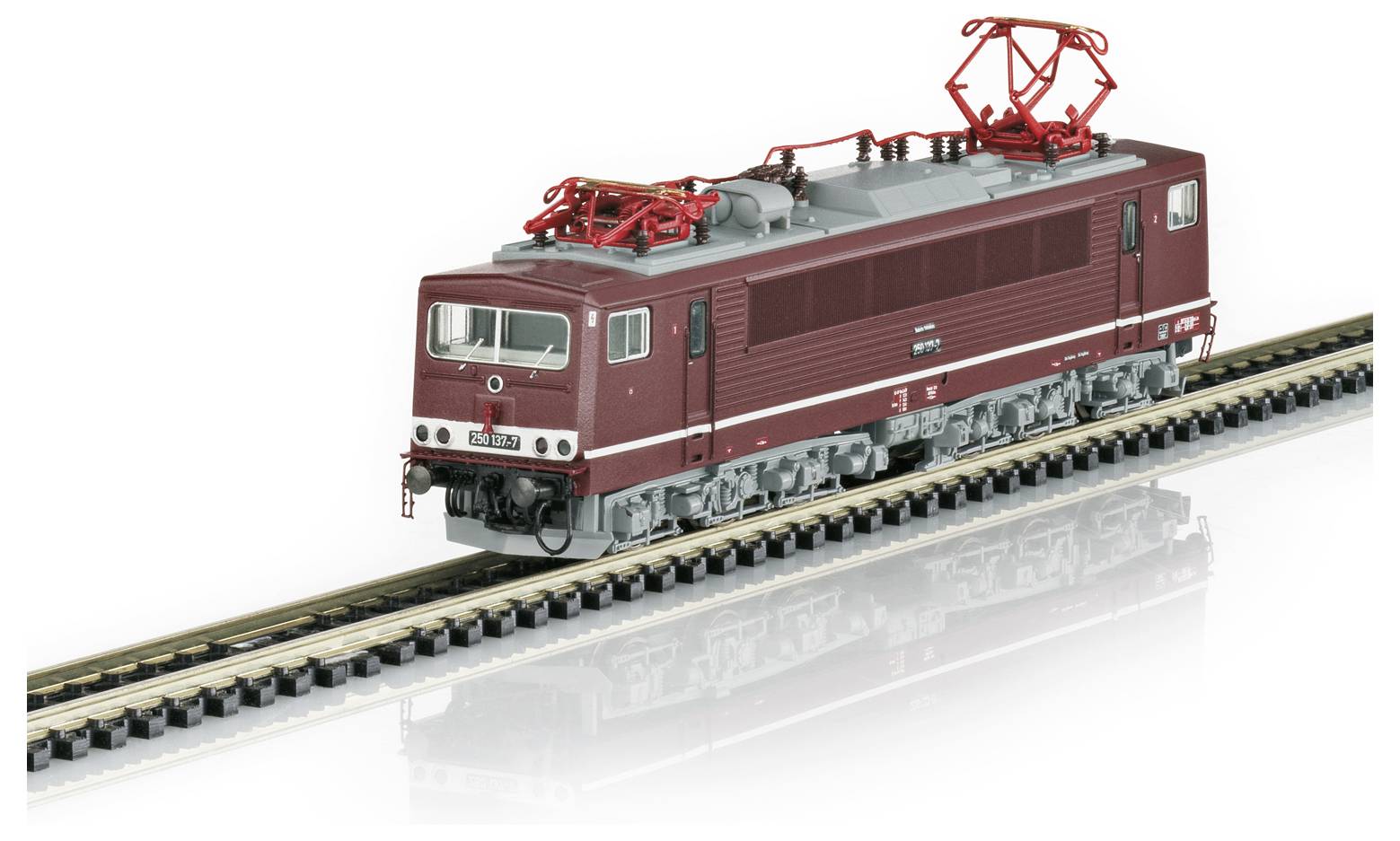 Ein Modellzug einer rot-braunen Elektrolokomotive auf einem Gleis, frontal von links sichtbar.