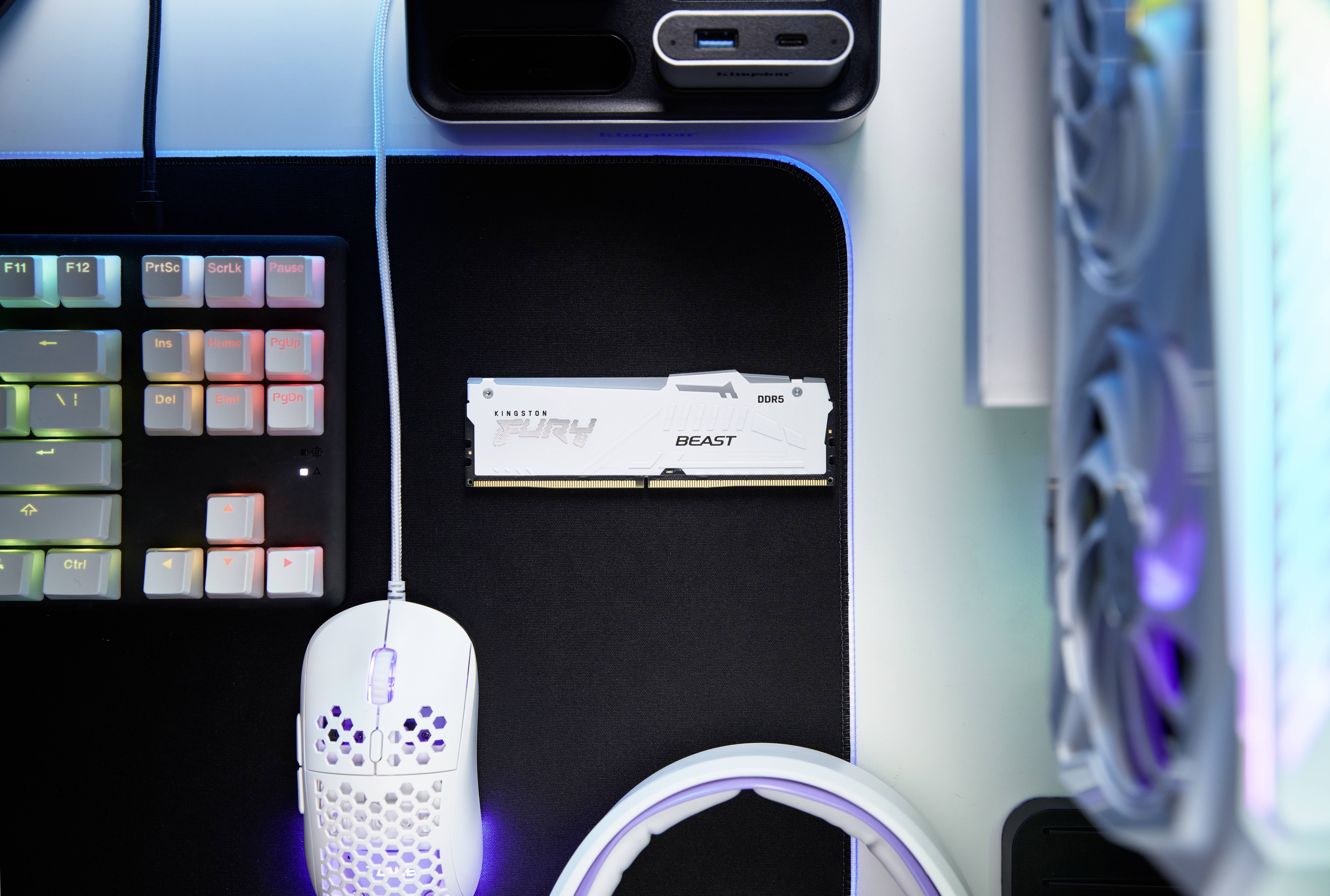 'Computermaus und Tastatur auf einem Schreibtisch neben Computerkomponenten.'