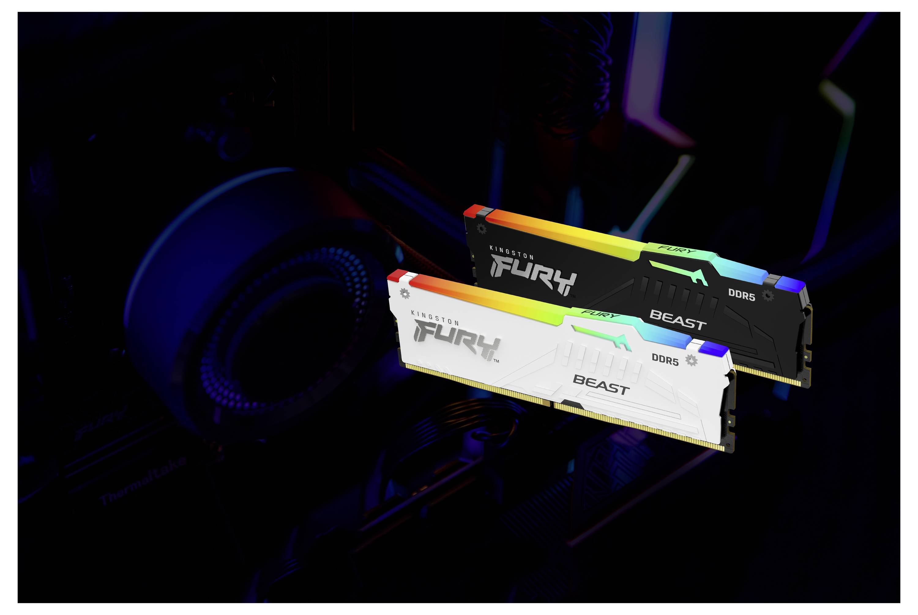 Zwei Gaming-RAM-Module, eines schwarz und eines weiß, mit RGB-Beleuchtung, vor einem dunklen Computergehäuse.