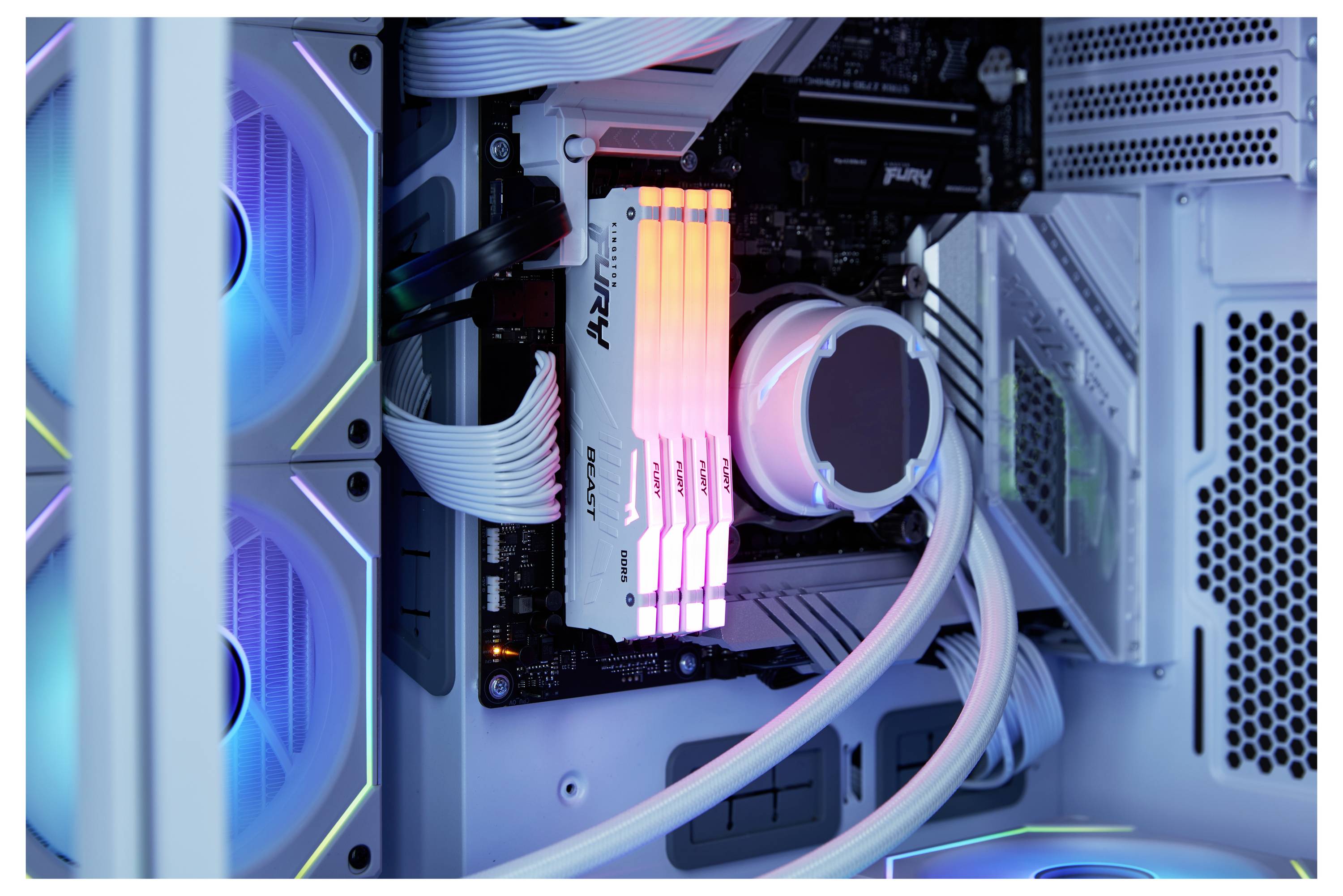 Ein offener Computer zeigt einen beleuchteten CPU-Kühler und RAM-Module mit RGB-Beleuchtung. Kabelmanagement ist deutlich sichtbar.
