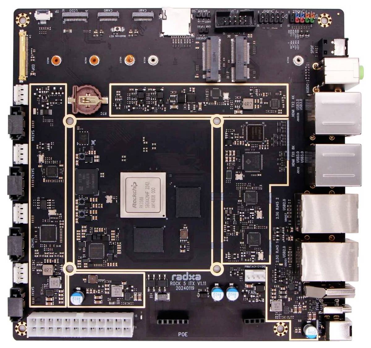 Abbildung eines Computer-Motherboards mit mehreren Anschlüssen und Chips. Eine zentrale CPU ist sichtbar, umgeben von Steckplätzen und Schaltkreisen.