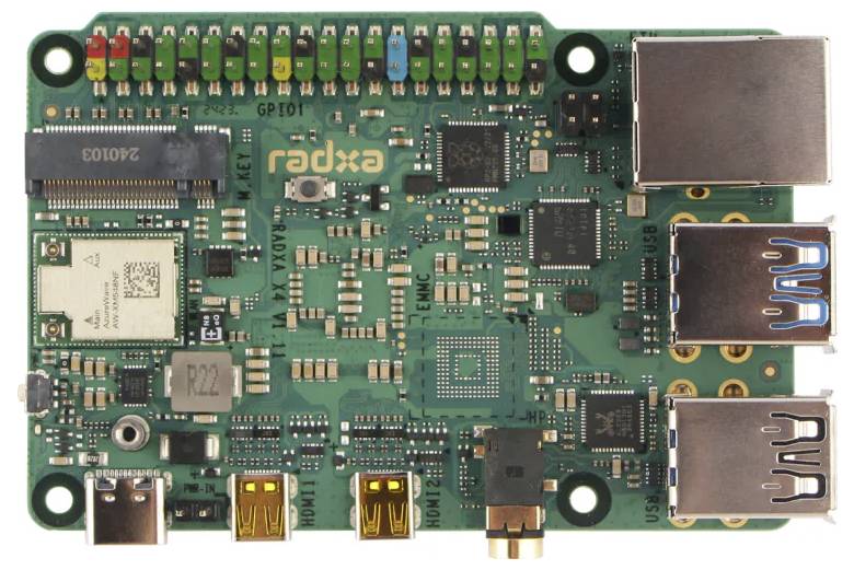 Eine grüne Computerplatine mit mehreren Anschlüssen und Komponenten. Oben rechts befinden sich Netzwerk- und USB-Anschlüsse.
