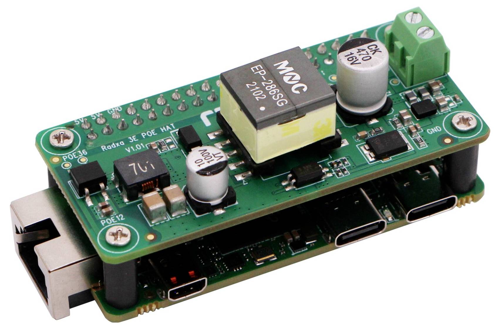 Eine grüne elektronische Platine mit mehreren aufgelöteten Komponenten, darunter Kondensatoren und Chips, sowie USB-C-Anschlüsse.