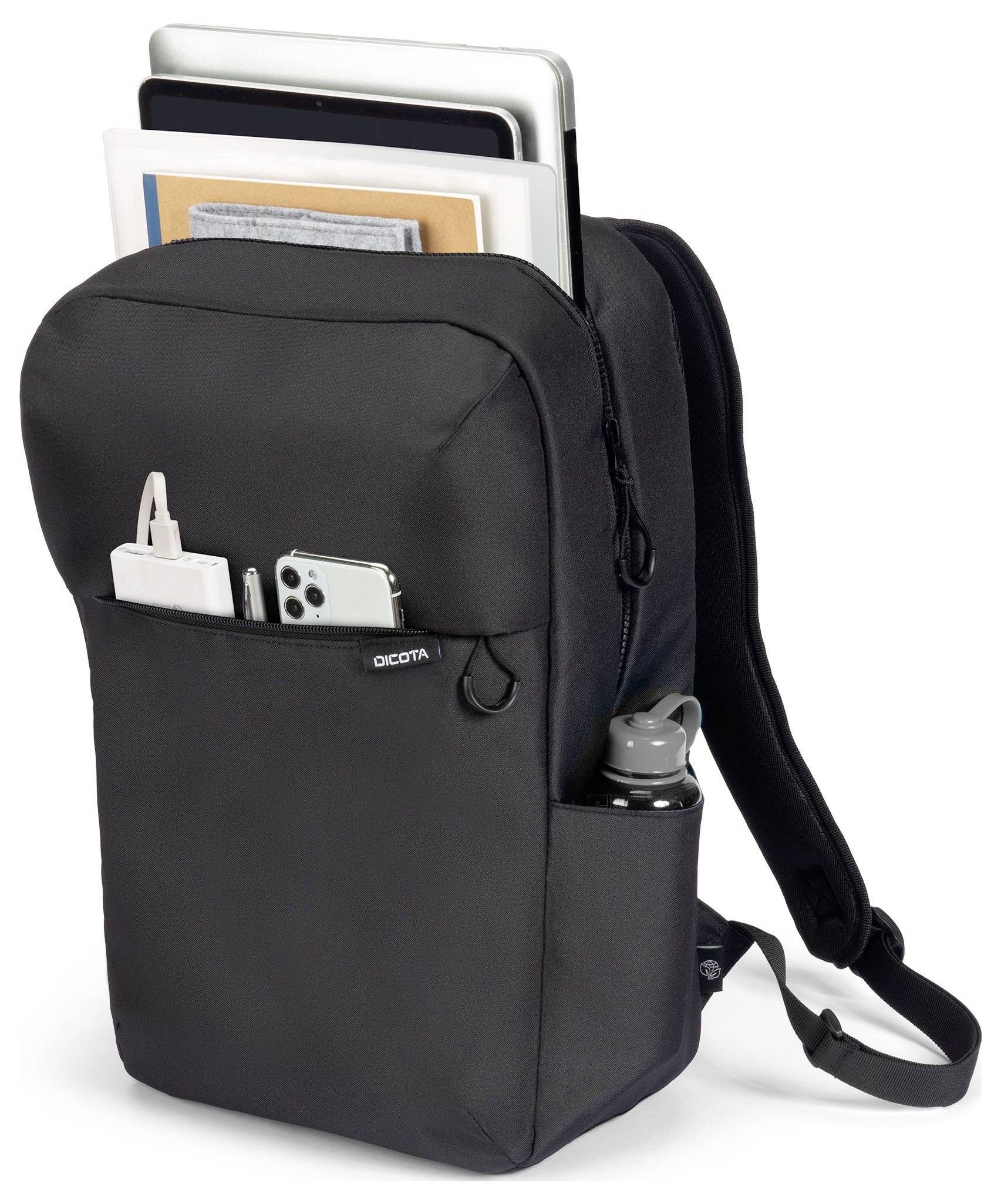 Ein schwarzer Rucksack mit Fächern, die einen Laptop, ein Notizbuch, ein Smartphone und eine Wasserflasche enthalten.