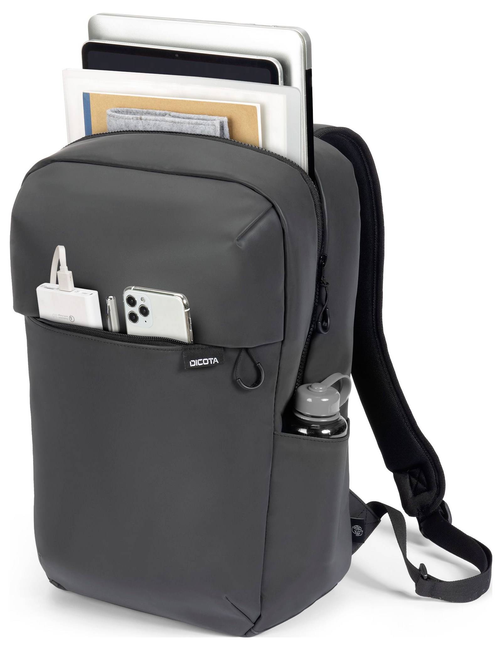 Rucksack in dunklem Design mit mehreren Taschen. Enthält ein Laptop, Bücher, ein Smartphone und eine Wasserflasche. Ideal für Reisen.