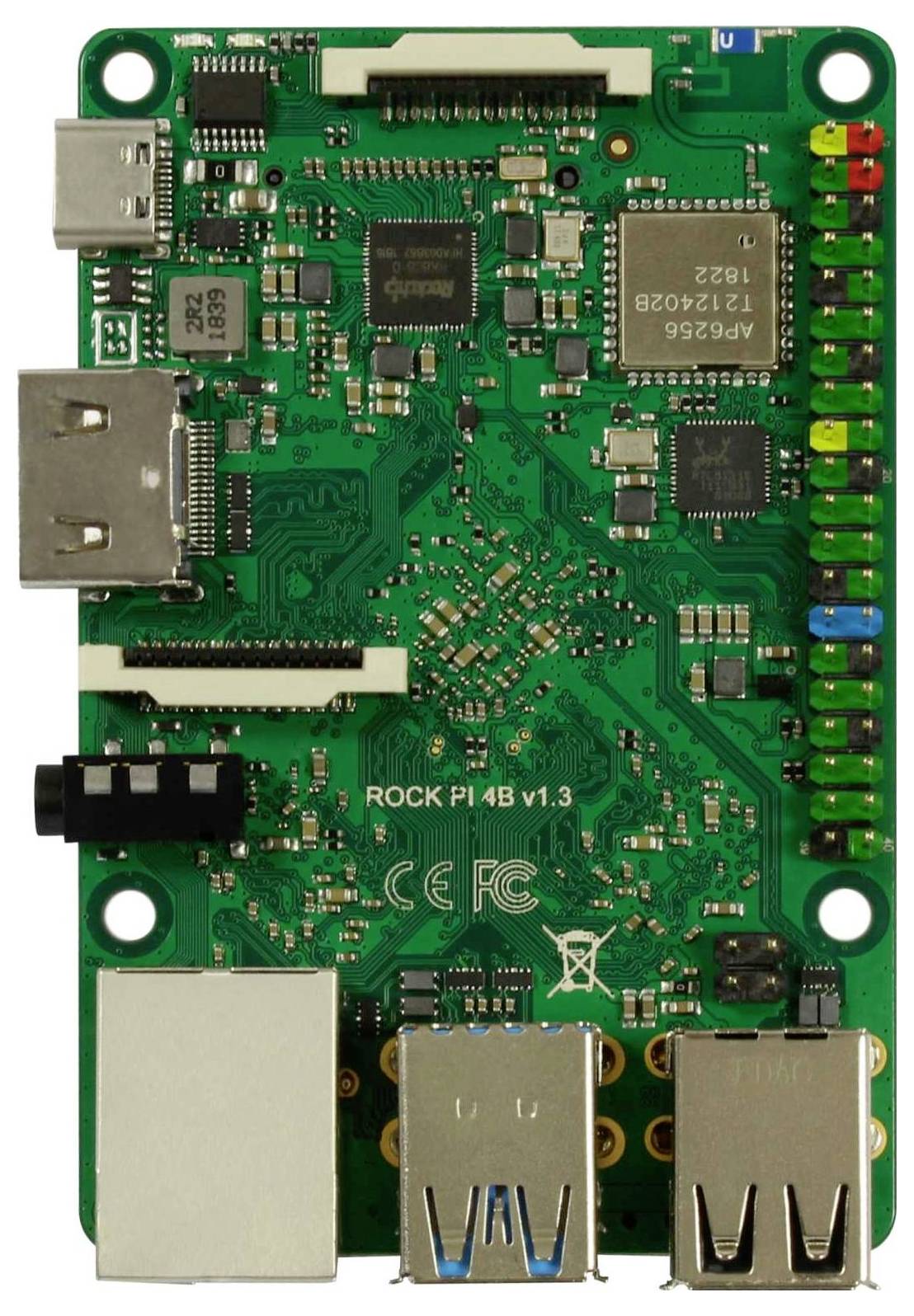 Eine grüne elektronische Platine mit mehreren Anschlüssen, Chips und einem Board-Aufdruck 'ROCK PI 4B v1.3'.