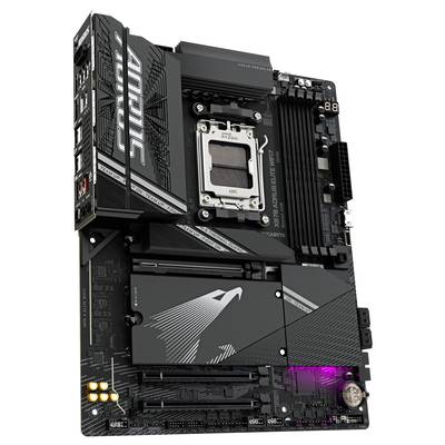 Ein Mainboard mit PCIe-Steckplätzen, Kühlkörpern und Anschlussmöglichkeiten. Markenlogo sichtbar, RGB-Beleuchtung unten rechts.