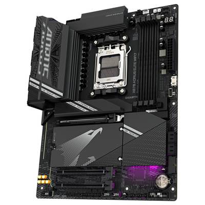 Eine schwarze Computer-Mainboard-Platine mit silbernen und weißen Details. Oberer Bereich zeigt Prozessorsockel und RAM-Steckplätze.