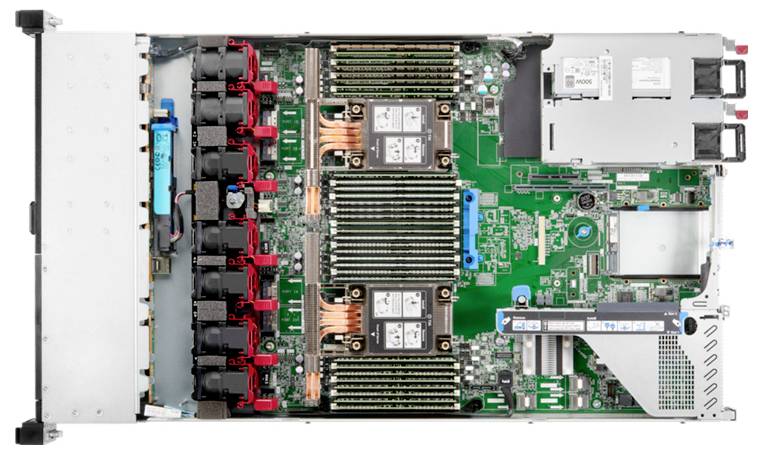 Offener Server zeigt Hauptplatine mit mehreren RAM-Steckplätzen, Prozessoren und Lüftern. Interne Hardware-Komponenten sichtbar.