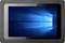 Ein Tablet-Computer mit einem beleuchteten Bildschirm zeigt das Windows-Logo auf einem blauen Hintergrund in einem dunklen Raum.