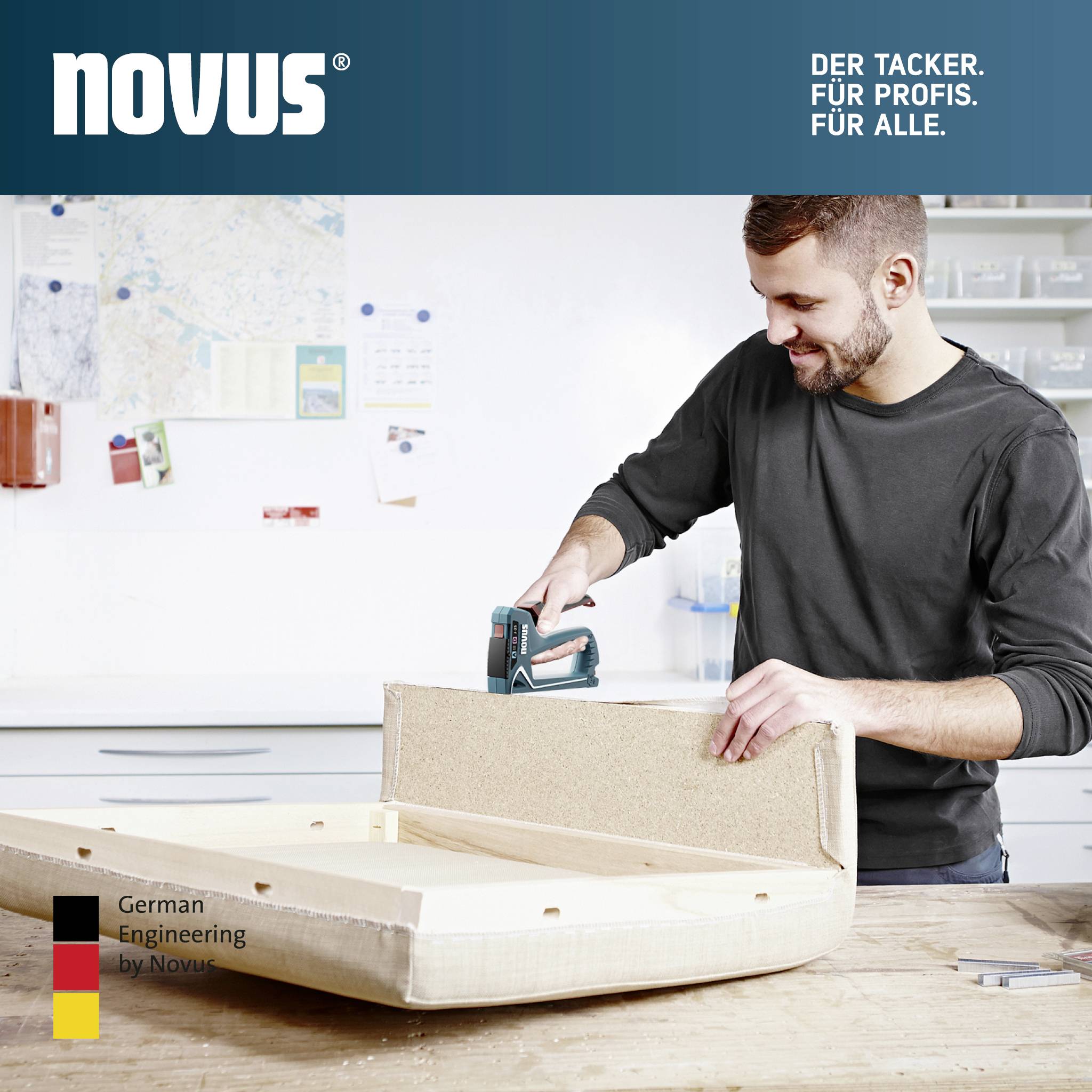 Ein Mann benutzt einen elektrischen Tacker, um ein Möbelstück zu montieren. Firmenlogo 'Novus'. Text: 'Der Tacker. Für Profis. Für Alle.'