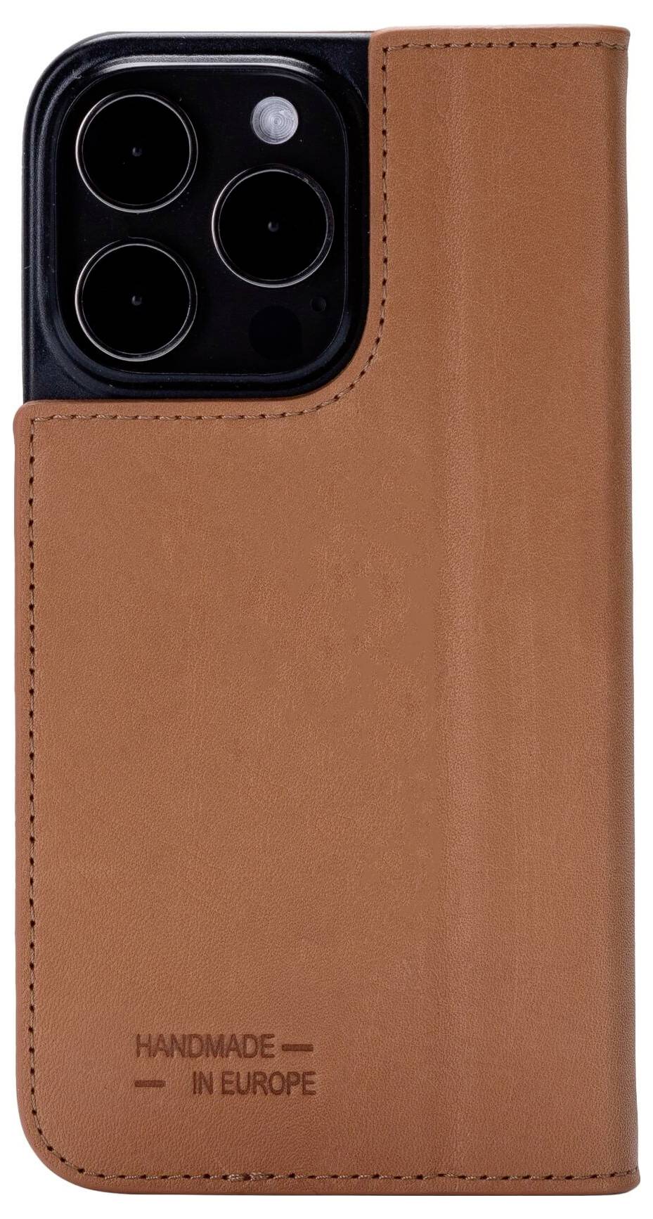 Braune Lederhülle für Smartphone, aufrecht stehend. Auf der Hülle steht 'Handmade in Europe'. Kameraausschnitt oben links sichtbar.