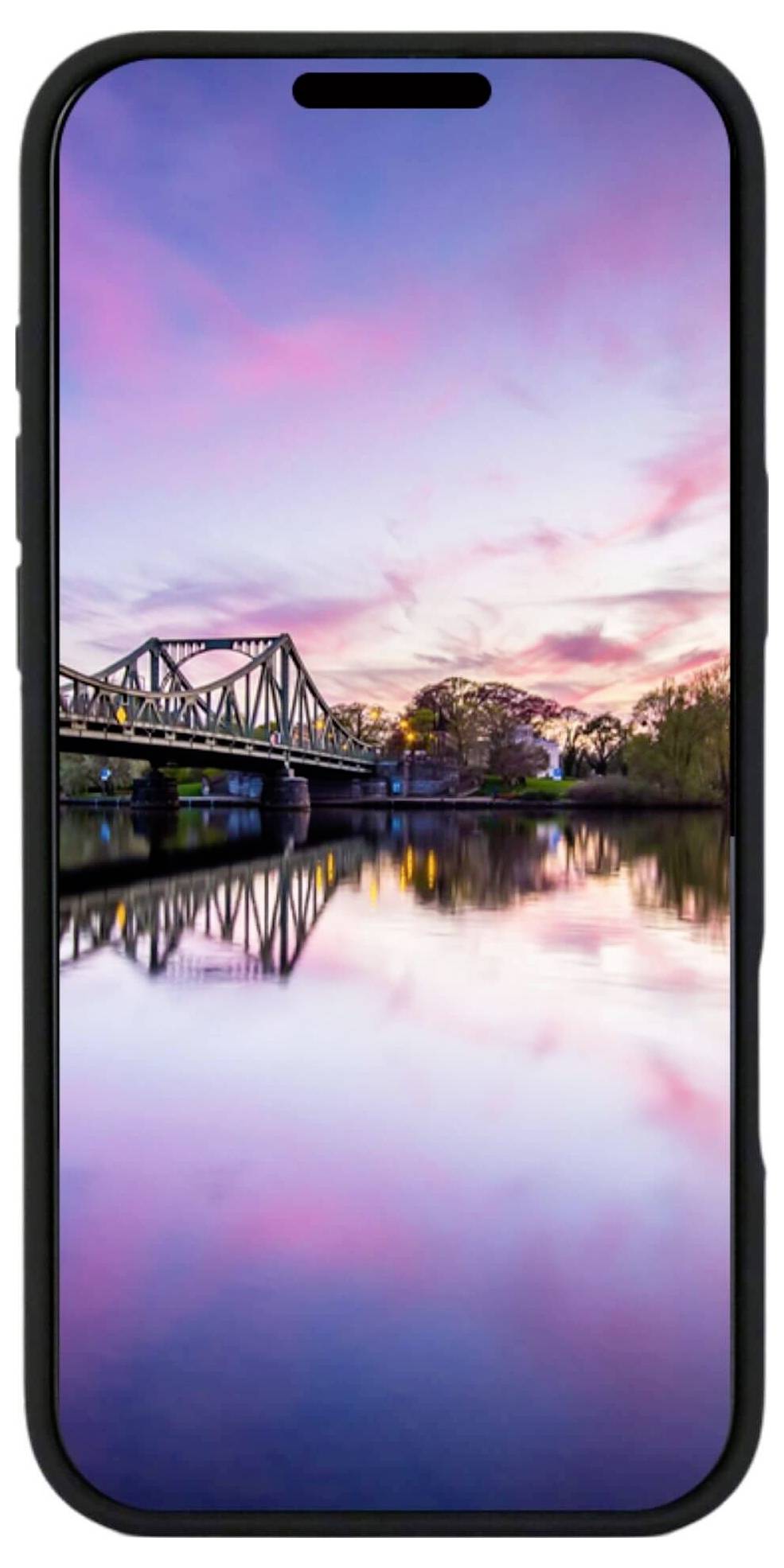 Smartphone mit Display, das eine Brücke bei Sonnenuntergang zeigt. Der Himmel ist rosa und violett, das Wasser reflektiert die Farben.