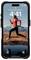 Eine Person in Sportkleidung joggt in einer Landschaft mit Bergen im Hintergrund. Das Smartphone-Display zeigt Datum und Uhrzeit.