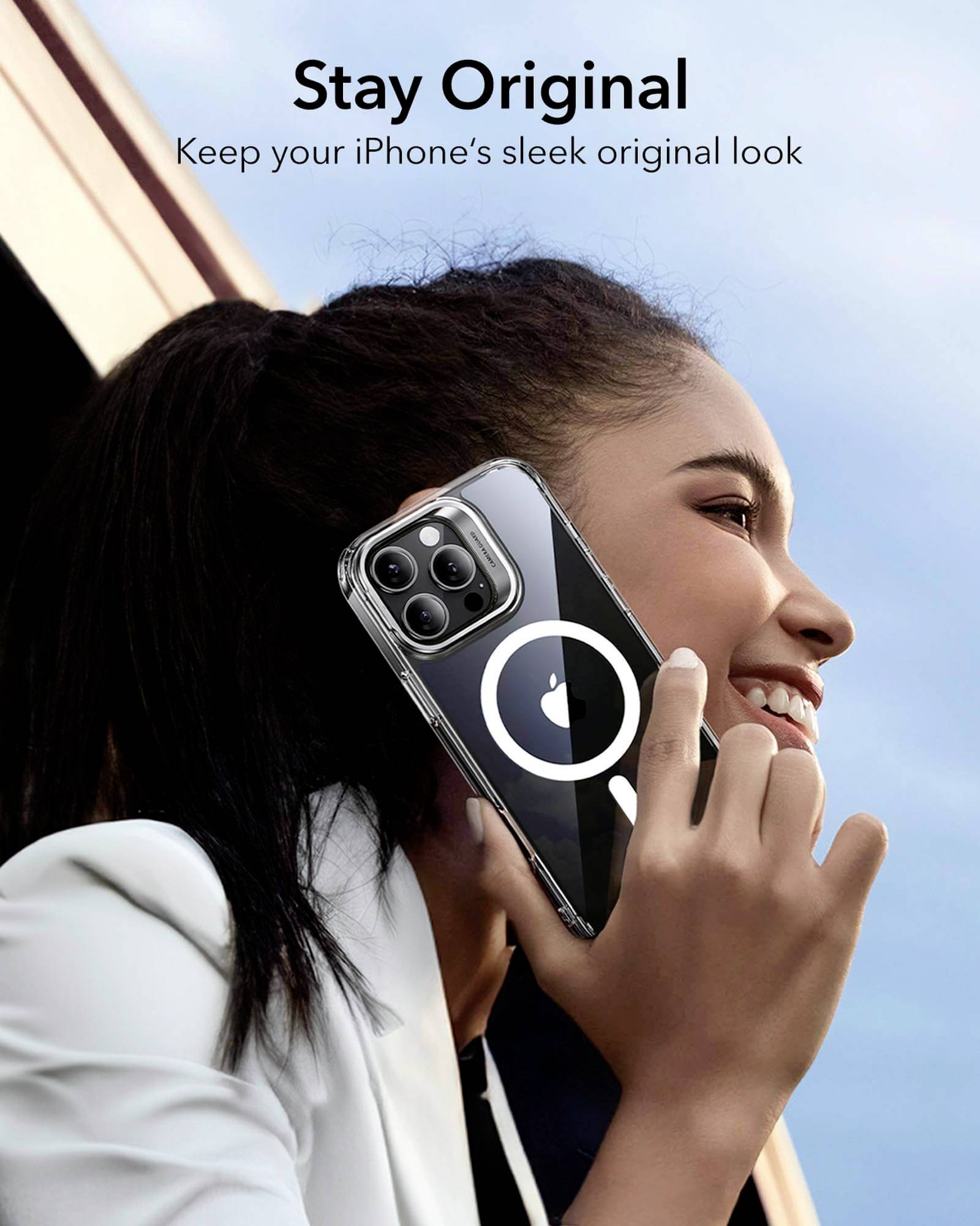 Eine lächelnde Person hält ein iPhone mit einer transparenten Hülle ans Ohr. Der Text oben lautet: 'Stay Original. Keep your iPhone's sleek original look'.