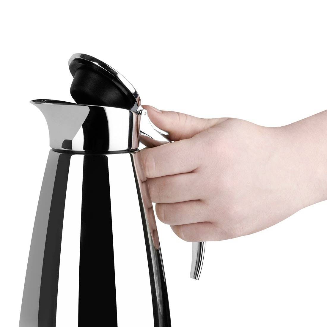 Hand öffnet den Deckel einer glänzenden, silbernen Thermoskanne.