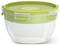 Durchsichtige Plastikschüssel mit grünem Deckel und Messskala an der Seite, geeignet zum Aufbewahren von Lebensmitteln.