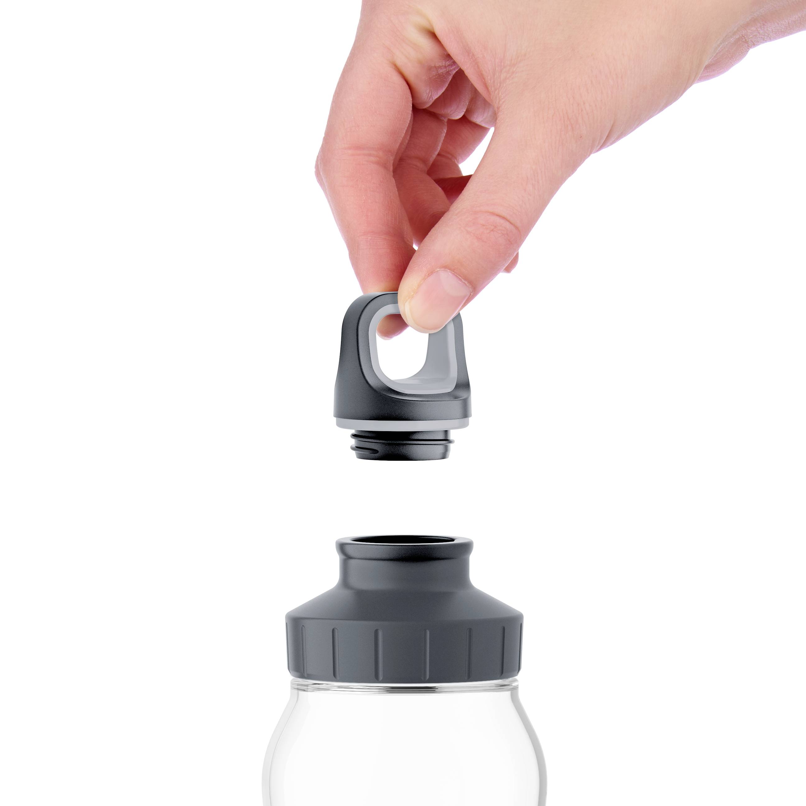 Hand öffnet eine Flasche, indem es den grauen Deckel abnimmt. Die Flasche ist klar und leer, im Vordergrund eines weißen Hintergrunds.