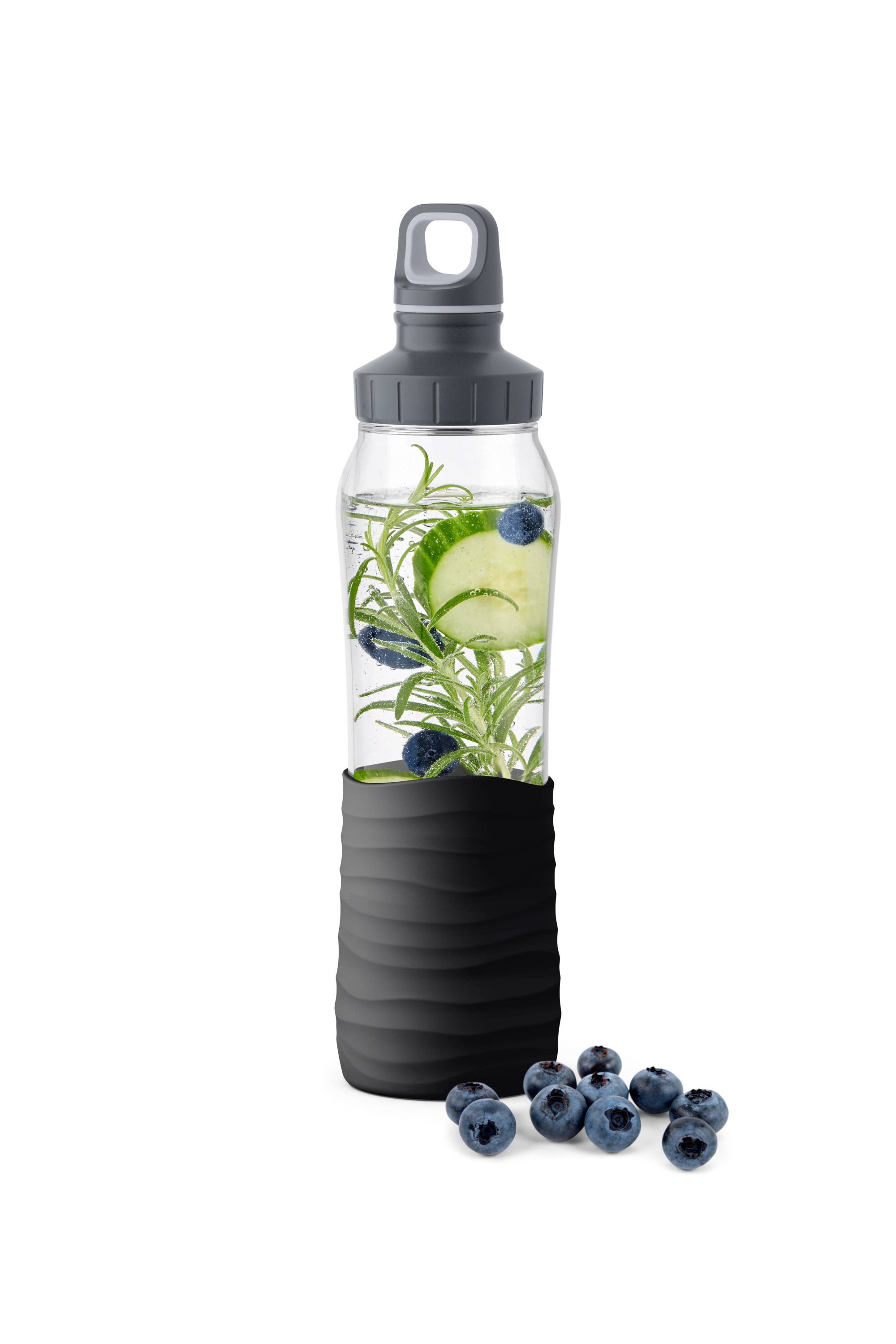 Trinkflasche mit schwarzem Griff, gefüllt mit Wasser, Gurkenscheiben, Rosmarin, und Blaubeeren. Daneben einige lose Blaubeeren.